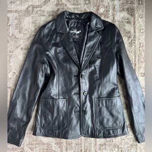 Maxima Women's Sleek Black Leather Jacket